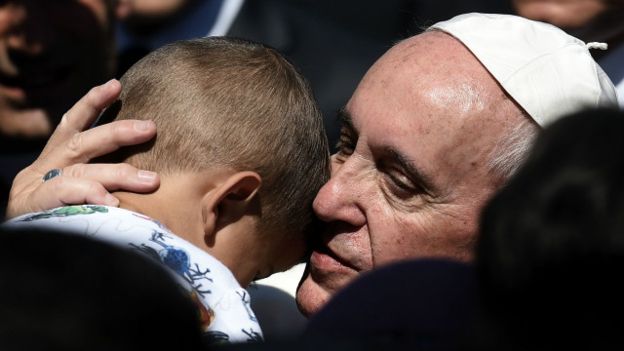 pope_hugs_child_lesbos by arismessinisafp.jpg